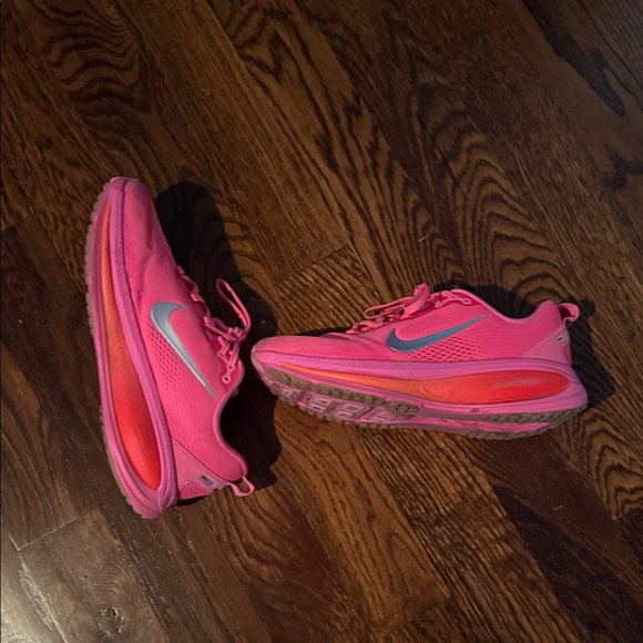 Nike Women's Vomero 18. Size 10 - Picture 2 of 4